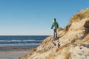 Dänemark, Bulbjerg, Junge in Winterkleidung beim Spaziergang in den Dünen - MJF02075