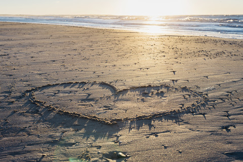 Dänemark, Blokhus, Herz in Sand am Strand gezeichnet, lizenzfreies Stockfoto