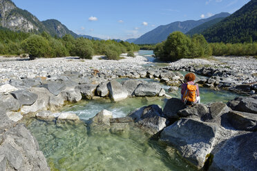 Deutschland, Bayern, Sylvenstein, Jugendlicher Wanderer macht Pause - LBF01485