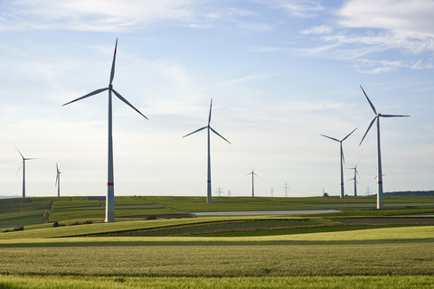 Deutschland, Rheinland-Pfalz, Wörrstadt, Windpark und Felder, lizenzfreies Stockfoto