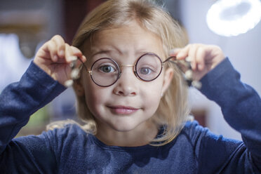 Kleines Mädchen schaut durch eine Brille - ZEF10405