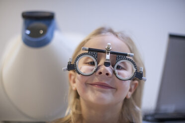 Little girl doing eye test - ZEF10406