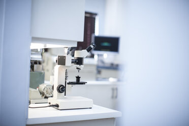 Mikroskop in der Praxis eines Augenarztes - ZEF10413