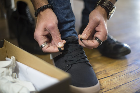 Mann beim Einkaufen von Schuhen, lizenzfreies Stockfoto