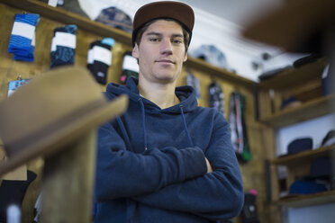 Salesperson in skater shop - ZEF10465