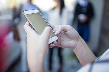 Nahaufnahme einer Frau mit Mobiltelefon - ZEF10489