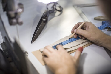 Schneiderin misst Stoff in der Designerfabrik - ZEF10520