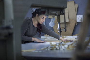 Modedesignerin bereitet Stoff in der Fabrik vor - ZEF10524