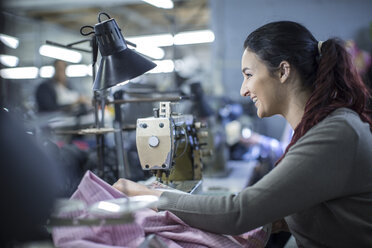 Näherin in einer Fabrik, die Kleidung näht - ZEF10527