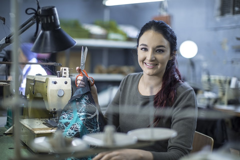 Näherin in einer Fabrik, die Kleidung näht, lizenzfreies Stockfoto