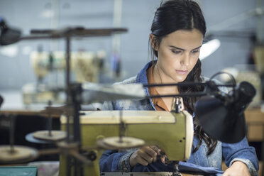 Näherin in einer Bekleidungsfabrik, die Kleider näht - ZEF10534