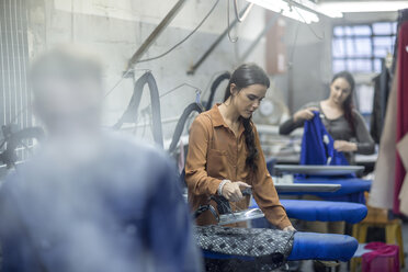 Näherinnen bügeln Kleidung in der Fabrik - ZEF10536