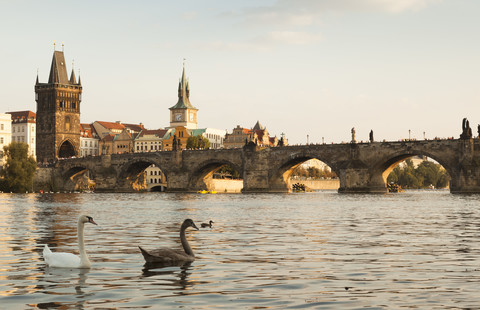 Tschechien, Prag, Blick auf die historische Stadt mit Altstädter Brückenturm und Karlsbrücke, lizenzfreies Stockfoto