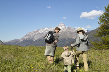 Familie auf einem Wanderausflug - FSF00554