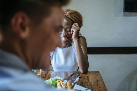 Glückliches Paar beim Essen im Restaurant, lizenzfreies Stockfoto