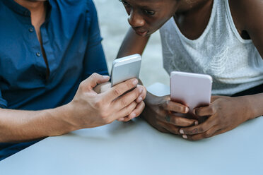 Nahaufnahme eines jungen Paares bei der Nutzung eines Smartphones - KIJF00857