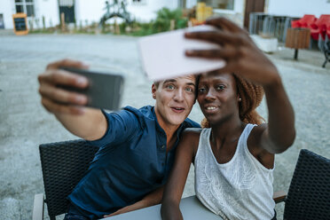 Junges Paar macht Selfies in einem Straßencafé - KIJF00859