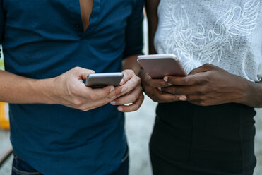 Close-up of young couple using smartphone - KIJF00860