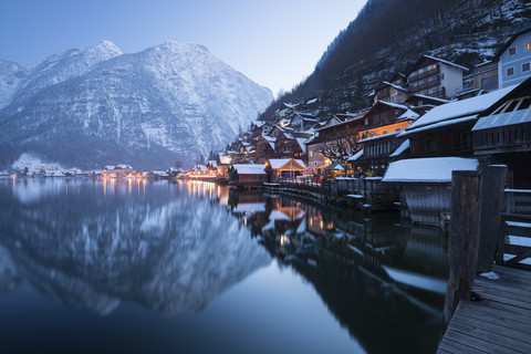 Österreich, Salzkammergut, Hallstatt im Winter, lizenzfreies Stockfoto