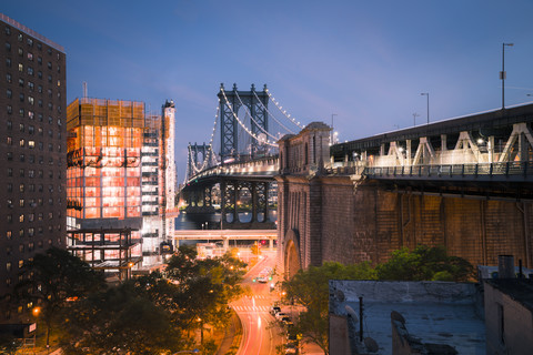 USA, New York City, Manhattan Bridge bei Nacht, lizenzfreies Stockfoto