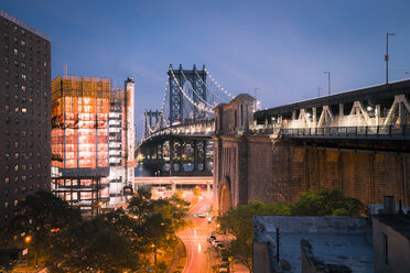 USA, New York City, Manhattan Bridge bei Nacht - STCF00245