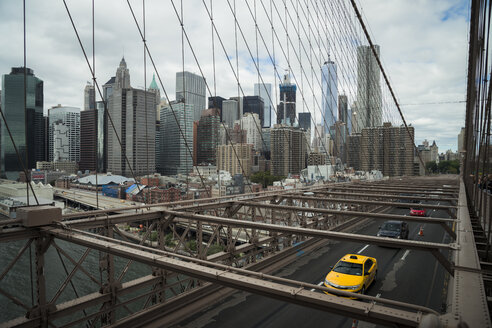 USA, New York City, Autos auf der Brooklyn Bridge - STC00250
