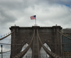 USA, New York City, US flag on Brooklyn Bridge - STCF00251