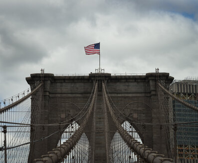 USA, New York City, US-Flagge auf der Brooklyn Bridge - STCF00251