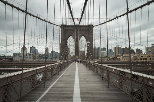 USA, New York City, Fußgängerweg auf der Brooklyn Bridge - STCF00253