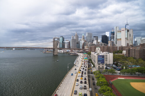 USA, New York City, FDR Drive mit Brooklyn Bridge im Hintergrund - STC00255