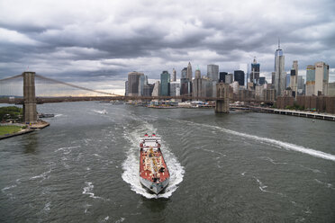 USA, New York City, Schiff auf dem East River und Skyline von Manhattan - STC00256