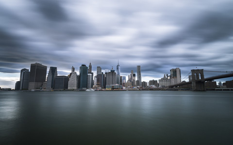 USA, New York City, Skyline, Langzeitbelichtung, lizenzfreies Stockfoto