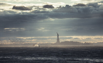 USA, New York City, Freiheitsstatue bei Sonnenuntergang - STCF00258