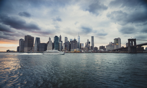 USA, New York City, Fähre auf dem East River und Skyline, lizenzfreies Stockfoto