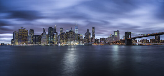 USA, New York City, Skyline bei Nacht, Langzeitbelichtung - STCF00263
