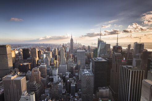 USA, New York City, Skyline von Manhattan bei Sonnenuntergang - STCF00264