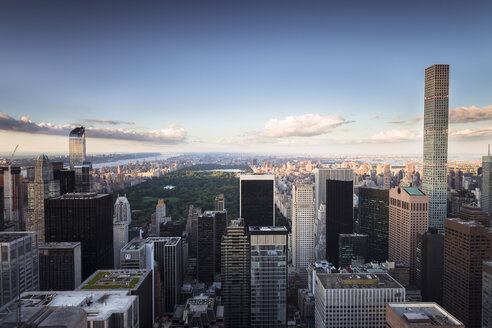 USA, New York City, Skyline mit Central Park bei Sonnenuntergang - STC00265