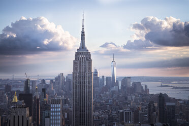 USA, New York City, Skyline von Manhattan mit Empire State Building bei Sonnenuntergang - STCF00266