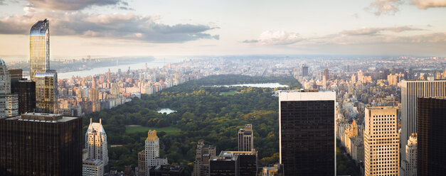 USA, New York City, Skyline mit Central Park bei Sonnenuntergang - STCF00268