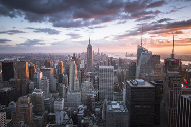 USA, New York City, Skyline von Manhattan bei Sonnenuntergang - STC00269