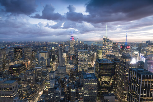 USA, New York City, Skyline von Manhattan bei Nacht - STC00270