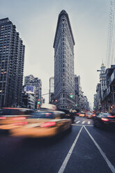 USA, New York City, Taxis vor dem Flatiron Building - STCF00273