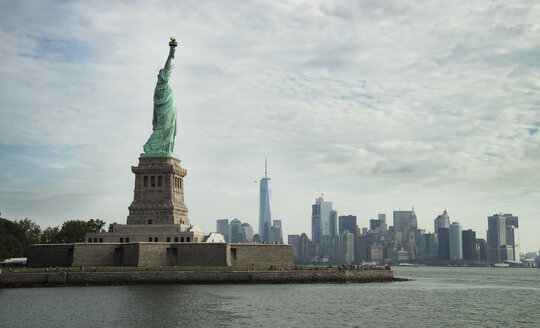 USA, New York City, Freiheitsstatue auf Liberty Island und Skyline im Hintergrund - STCF00275