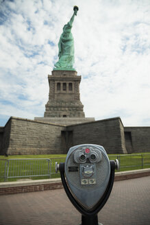 USA, New York City, münzbetriebenes Fernglas an der Freiheitsstatue - STCF00276