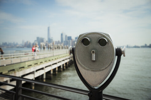 USA, New York City, münzbetriebene Ferngläser auf Liberty Island - STCF00278