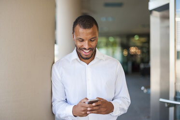 Businessman looking at his cell phone - DIGF01314