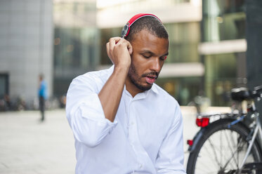 Businessman listening music with headphones - DIGF01331