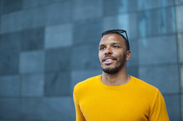 Portrait of smiling man wearing yellow pullover - DIGF01342