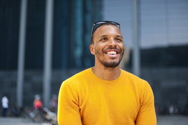 Porträt eines lächelnden Mannes mit gelbem Pullover - DIGF01347