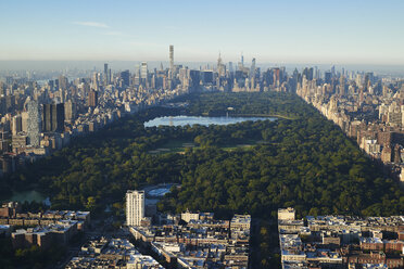 USA, New York City, Blick auf den Central Park, Richtung Midtown Manhattan - BCDF00155